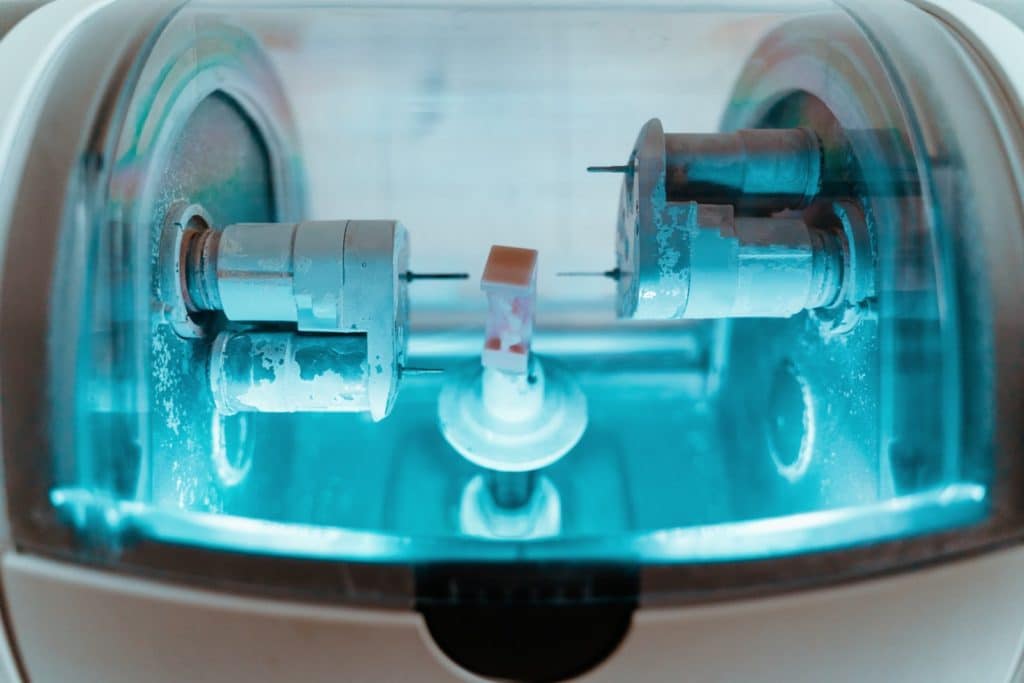 weiß-blaue Maschine